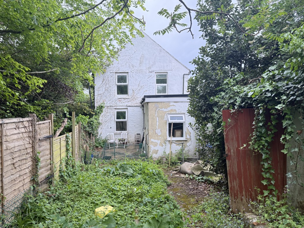 Lot: 146 - FREEHOLD HOUSE FOR INVESTMENT - Garden looking towards house